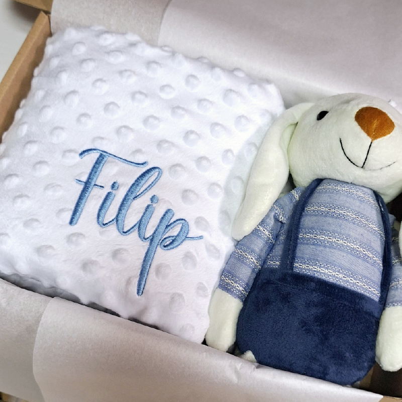 Odejica z izvezenim imenom - bela minky