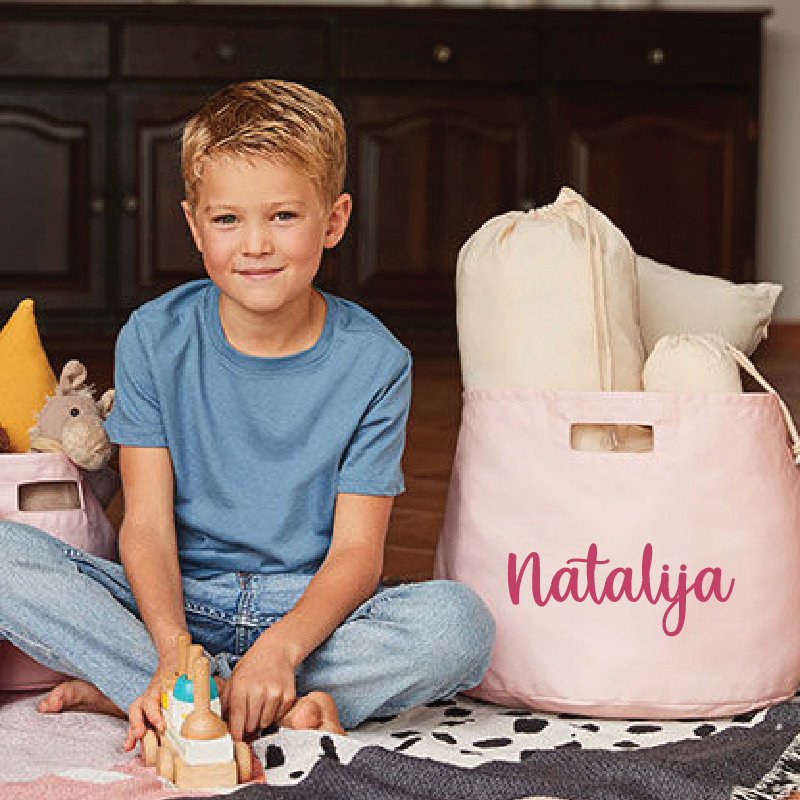 Koš za igrače z izvezenim imenom - roza
