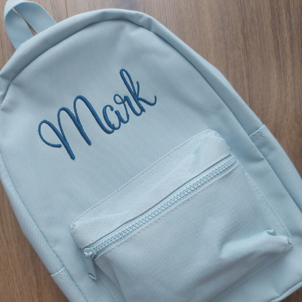 Nahrbtnik z izvezenim imenom - nežno moder