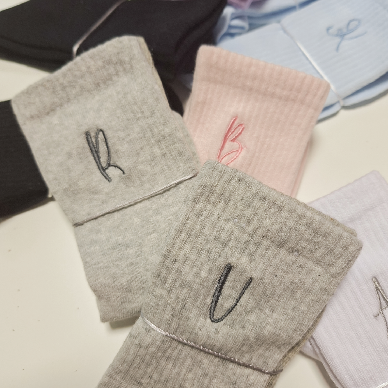 Nogavice z izvezeno začetnico - različne barve