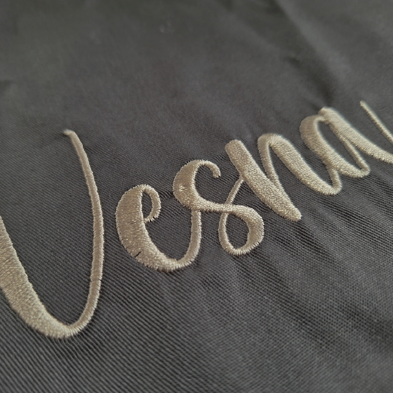 Predpasnik z izvezenim imenom - siv