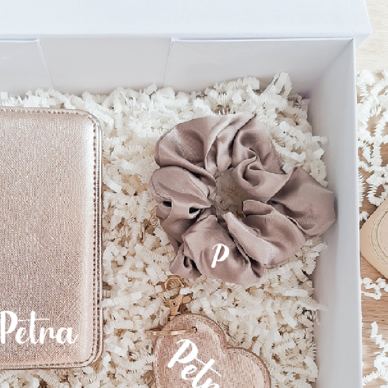 Scrunchie z začetnico