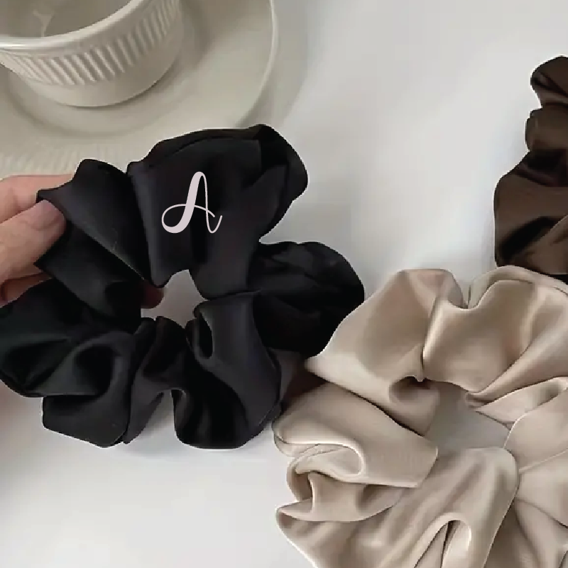 Scrunchie z začetnico