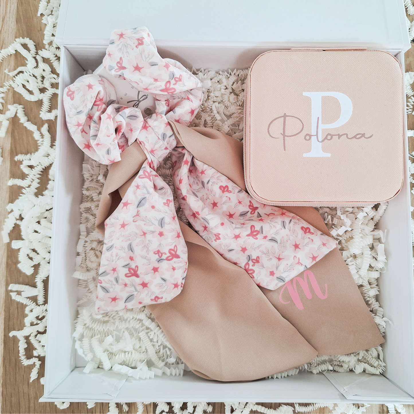 Scrunchie za lase z začetnico - bež