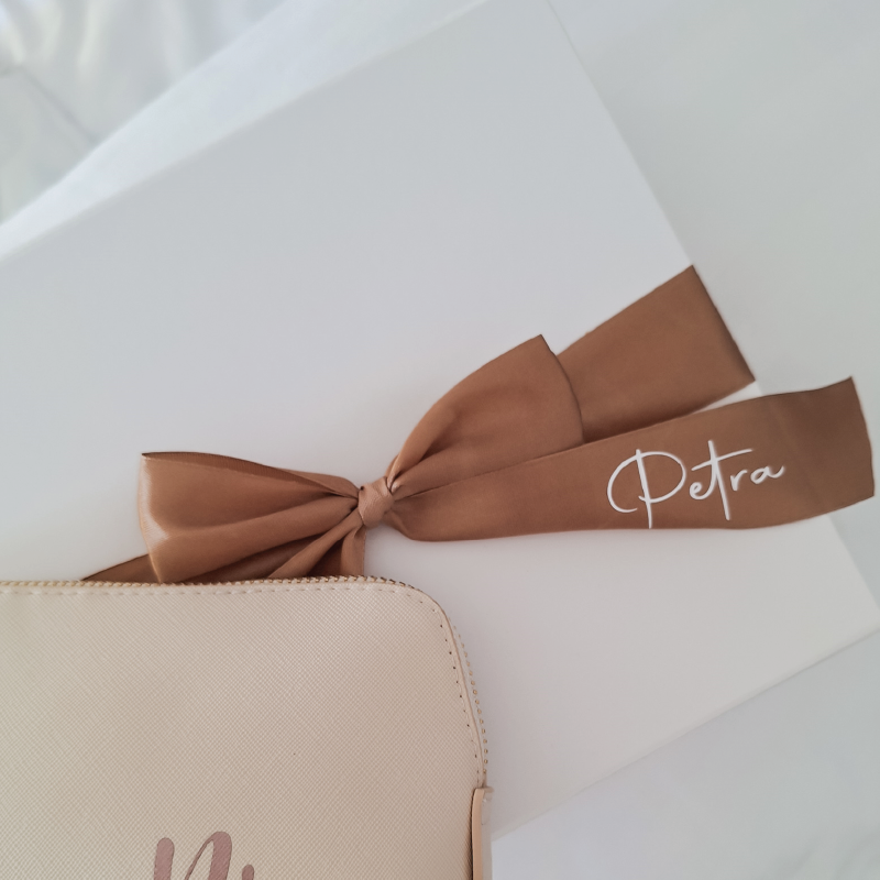 Satenast trak z imenom - različne barve